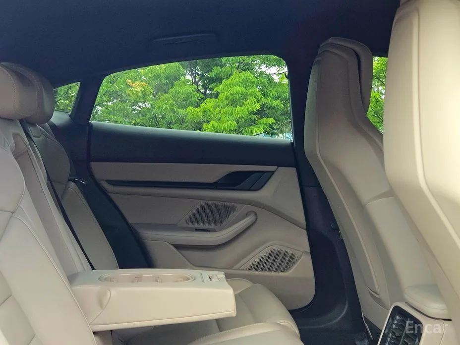 Фото 13 - Porsche Taycan