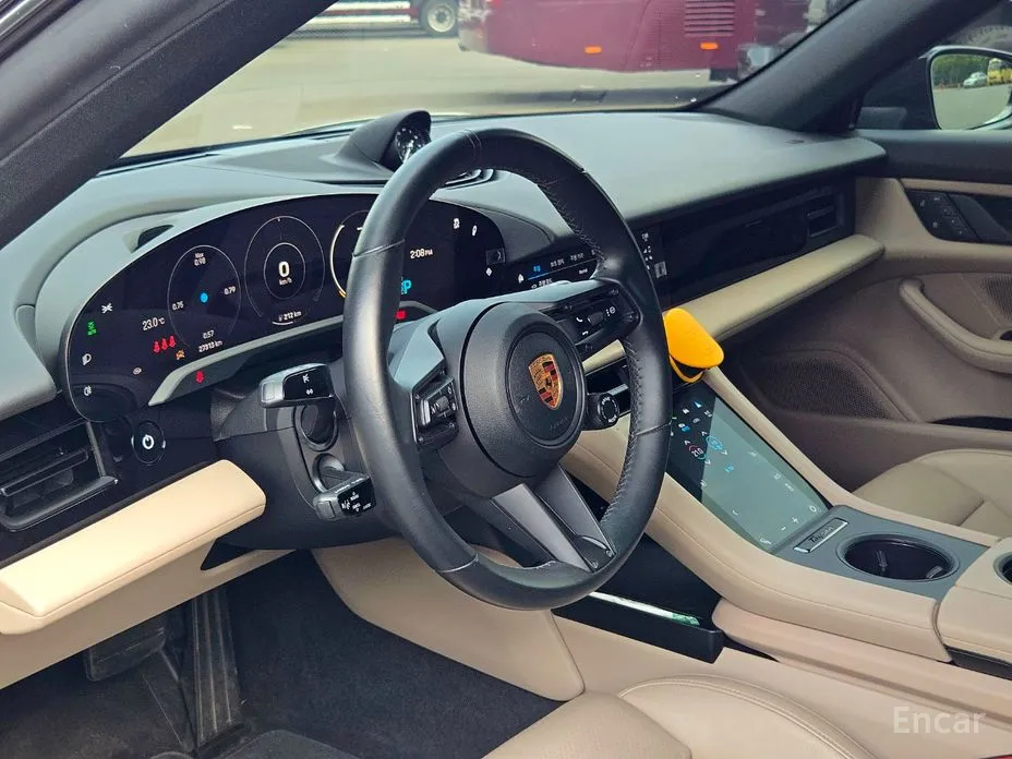 Фото 14 - Porsche Taycan