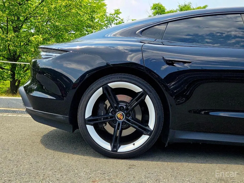 Фото 17 - Porsche Taycan