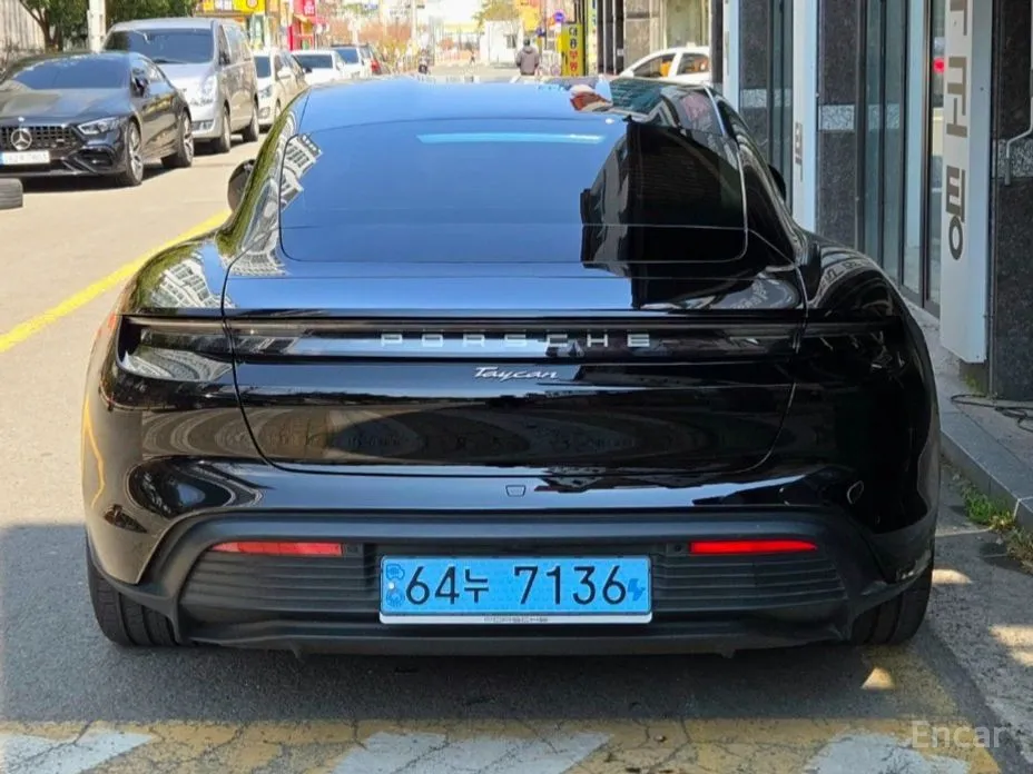 Фото 2 - Porsche Taycan