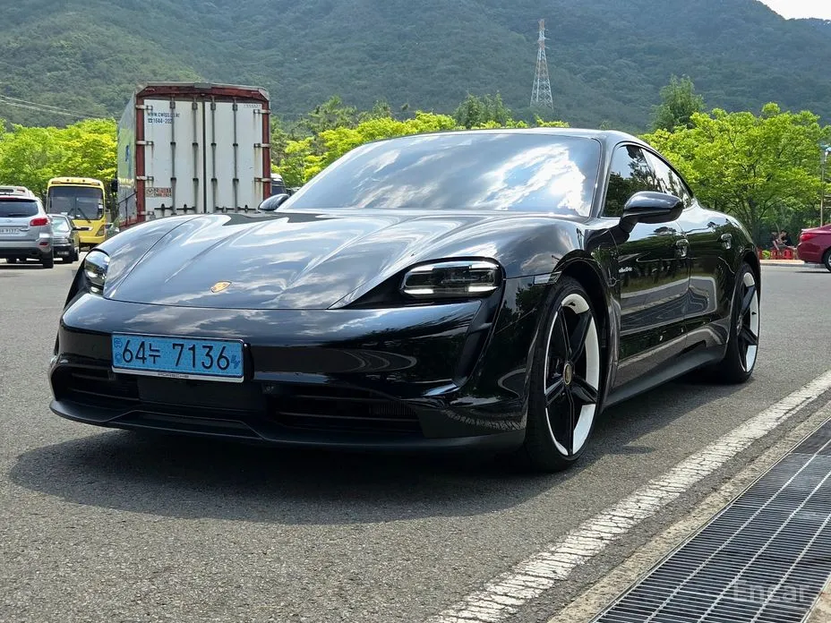 Фото 7 - Porsche Taycan