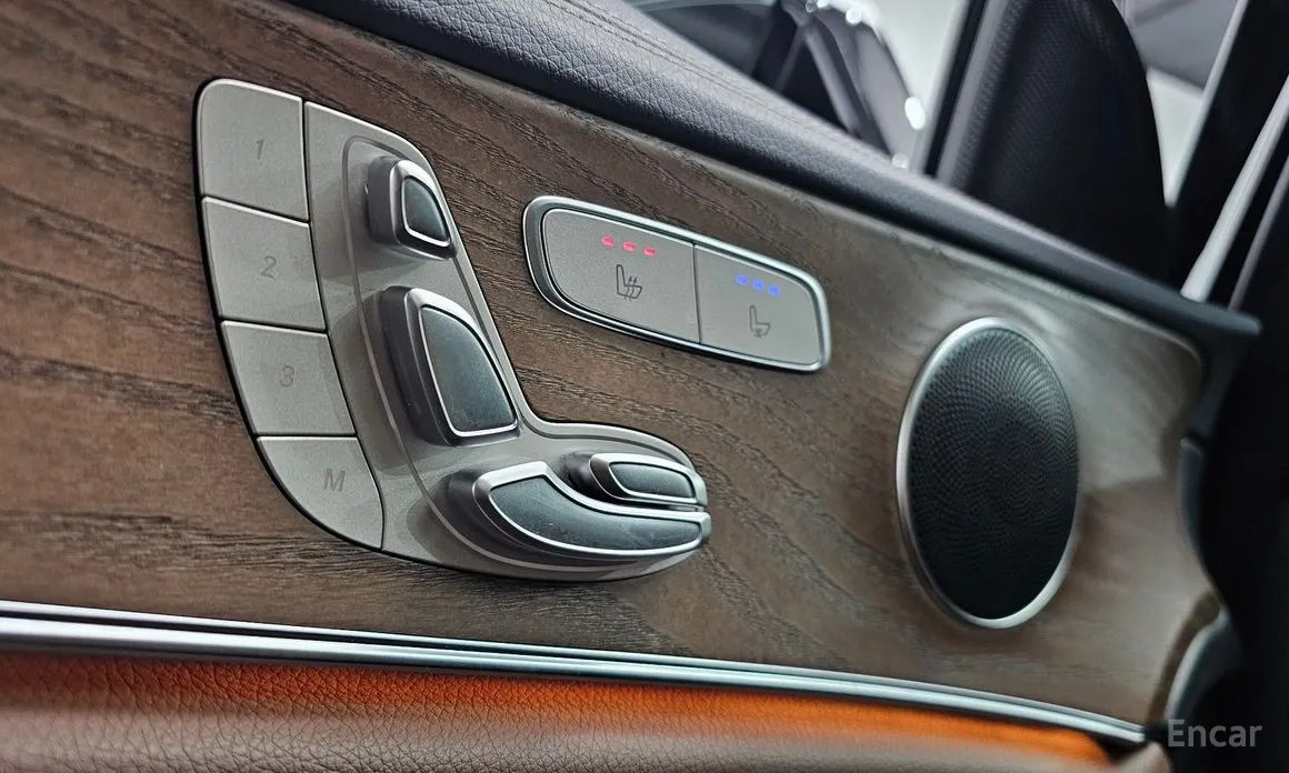 Фото 18 - Mercedes-Benz E-Class