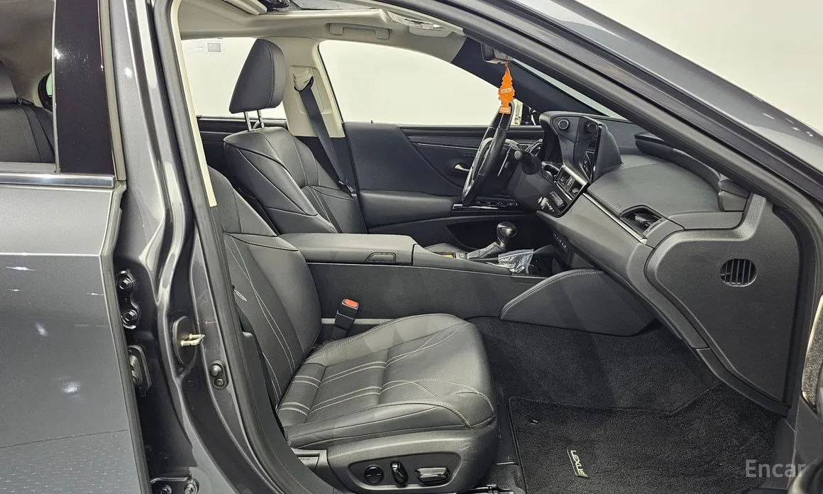 Фото 10 - Lexus ES