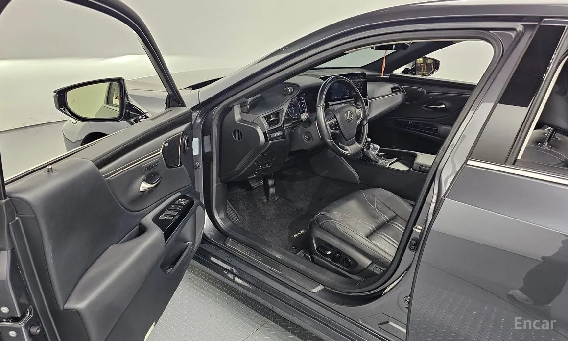 Фото 11 - Lexus ES