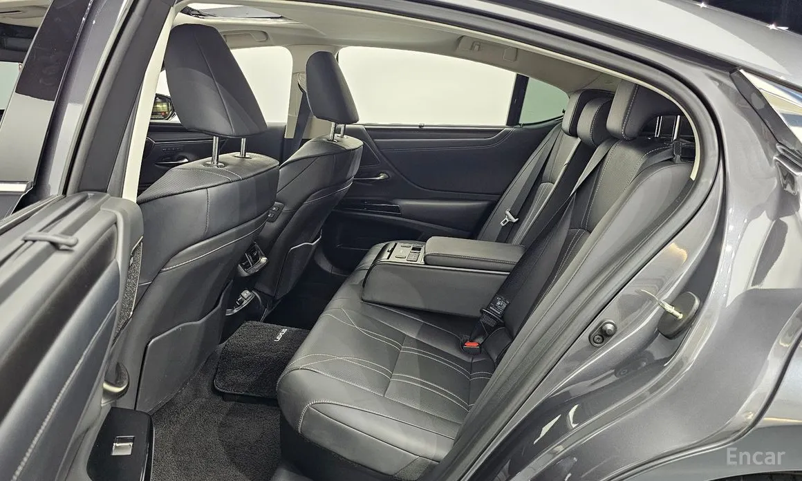 Фото 12 - Lexus ES