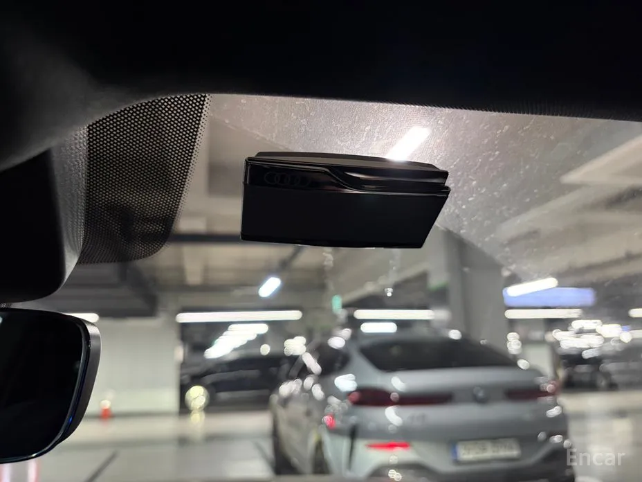 Фото 13 - Audi Q8