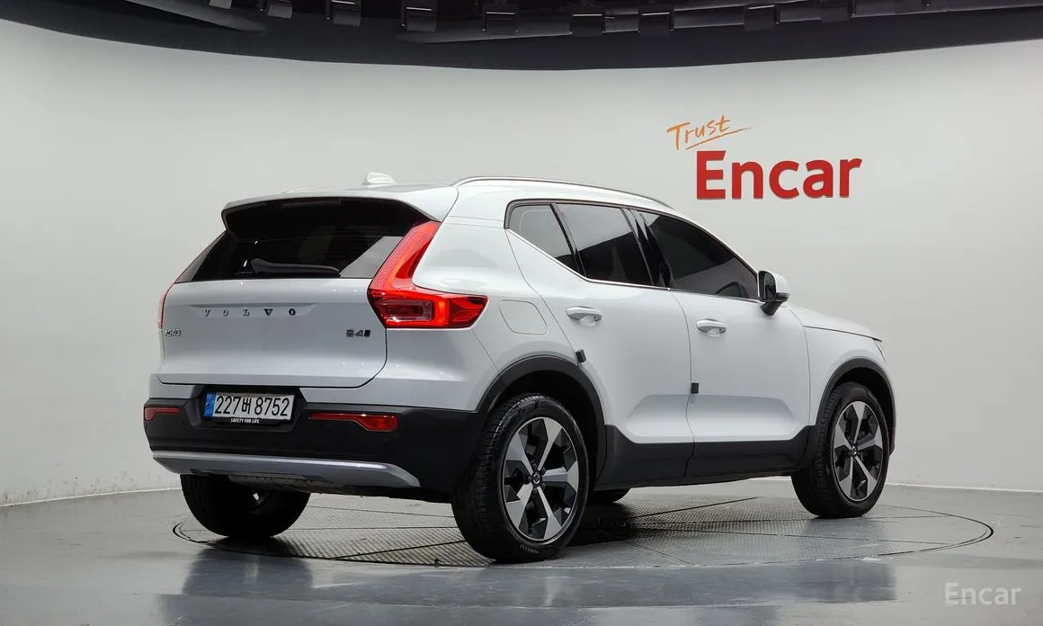 Фото 2 - Volvo XC40