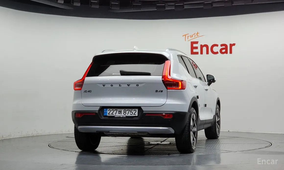 Фото 4 - Volvo XC40