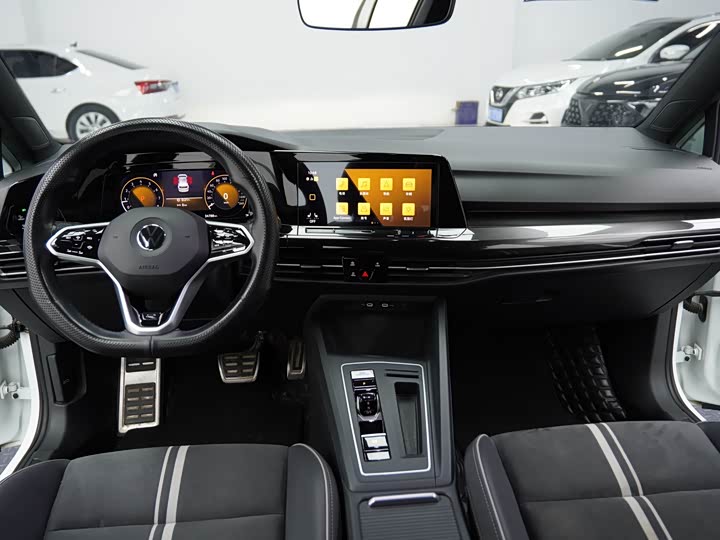 Фото 16 - Volkswagen Golf