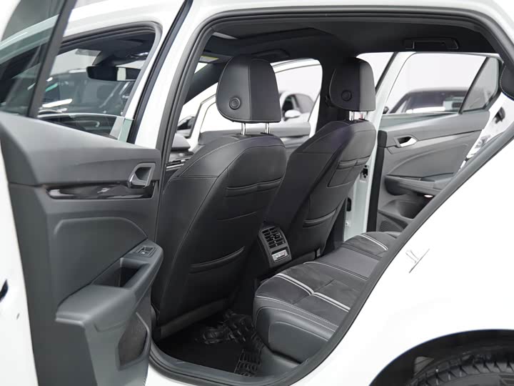 Фото 18 - Volkswagen Golf