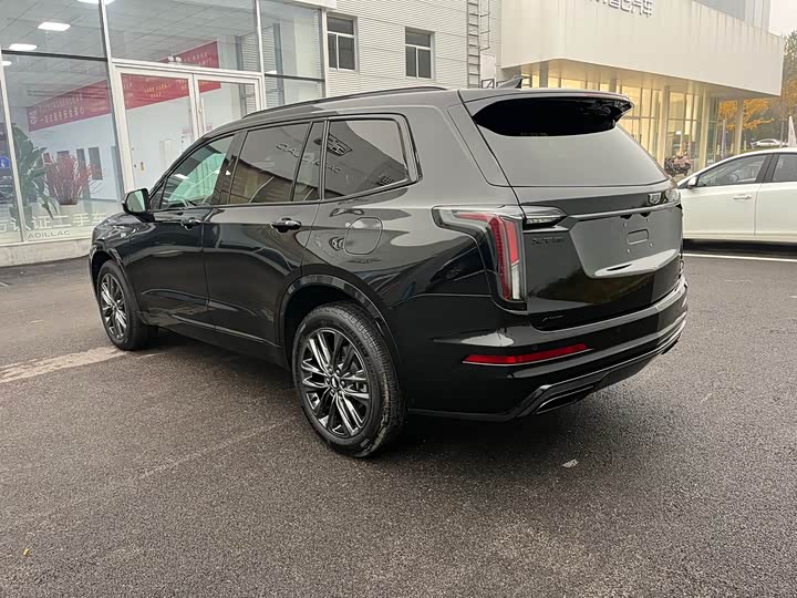 Фото 13 - Cadillac XT6