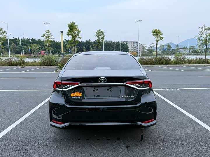 Фото 10 - Toyota Corolla