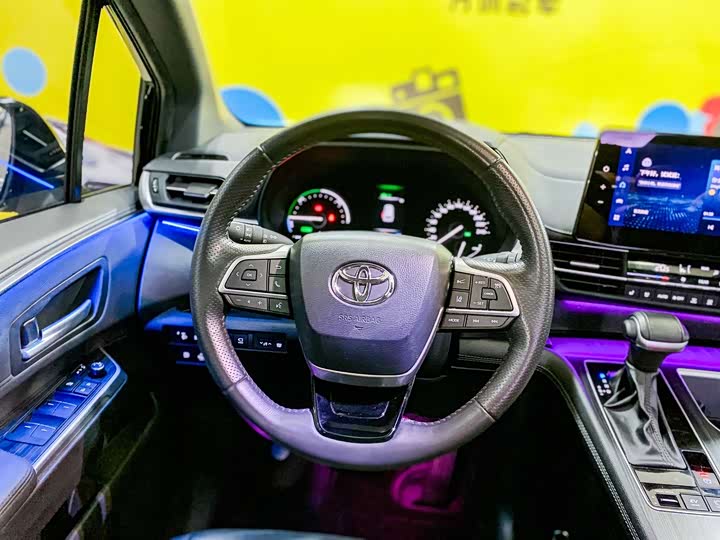 Фото 13 - Toyota Sienna