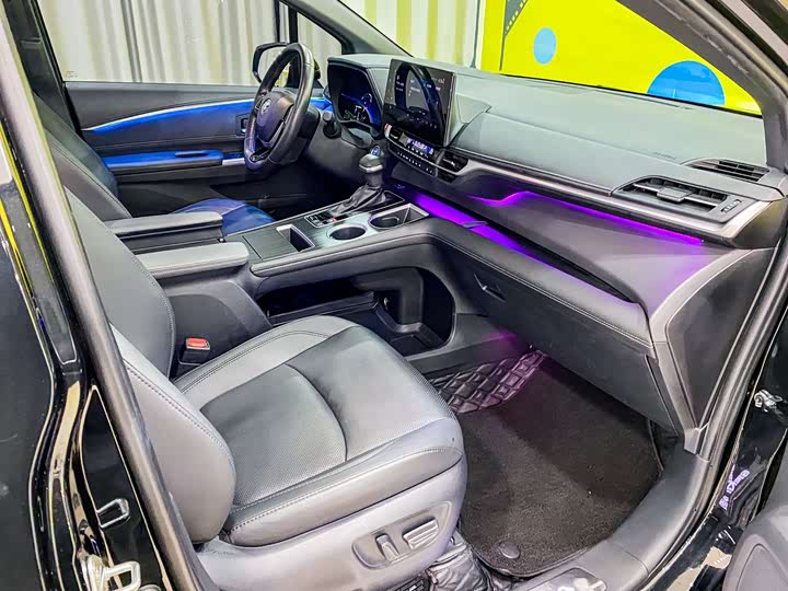 Фото 19 - Toyota Sienna