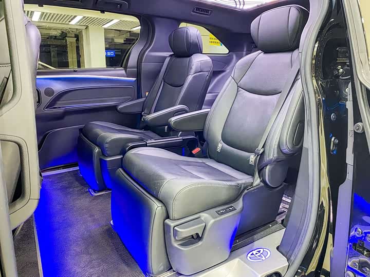 Фото 7 - Toyota Sienna