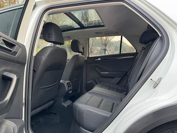 Фото 14 - Volkswagen T-Roc