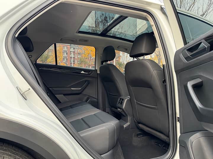 Фото 22 - Volkswagen T-Roc