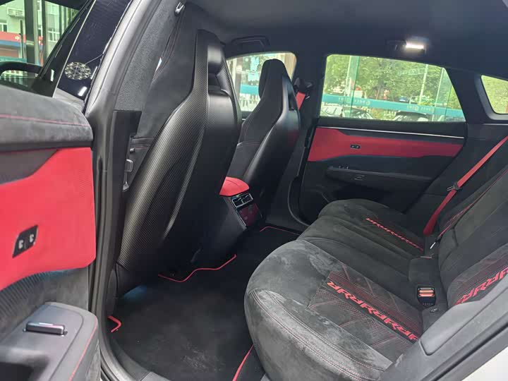 Фото 15 - Zeekr 001 FR