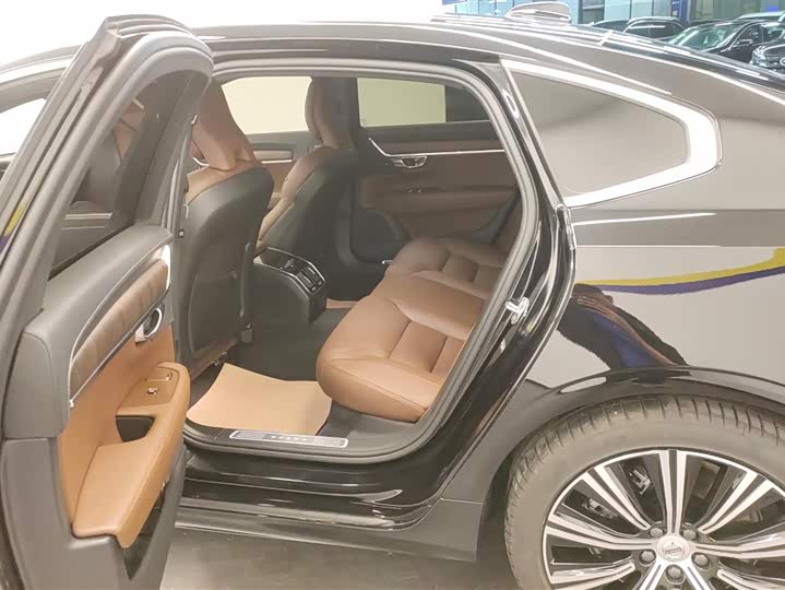 Фото 11 - Volvo S90