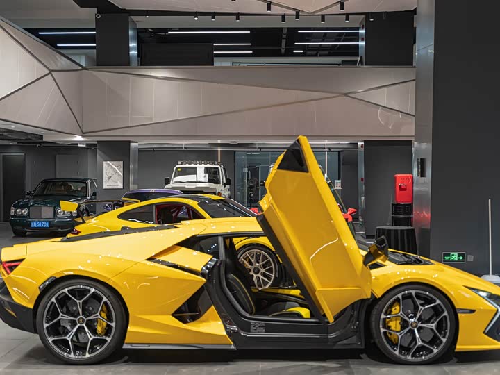 Фото 15 - Lamborghini Revuelto