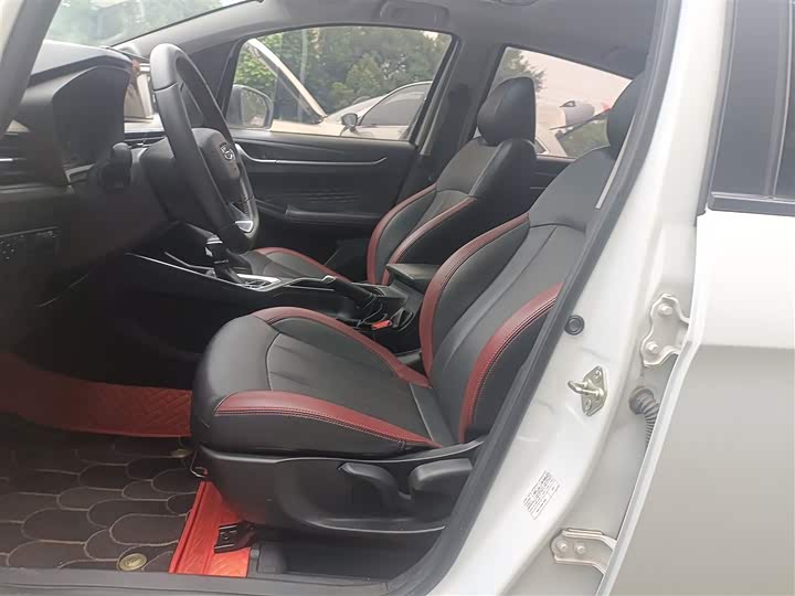 Фото 15 - Geely Vision X3