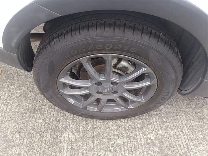 Фото 26 - Geely Vision X3