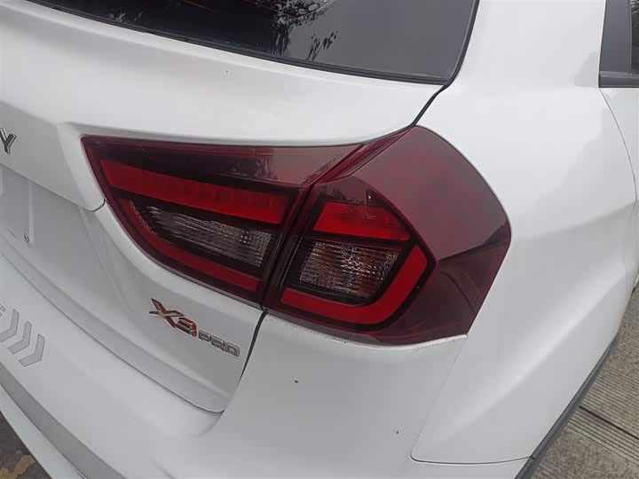 Фото 8 - Geely Vision X3