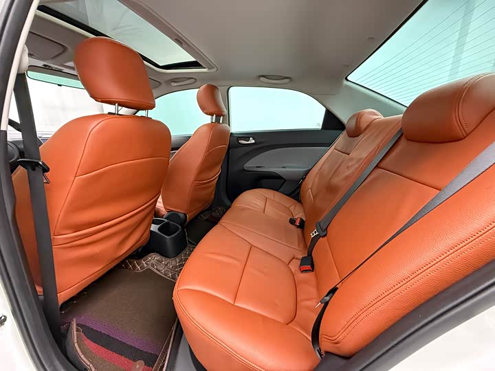 Фото 8 - Kia Pegas