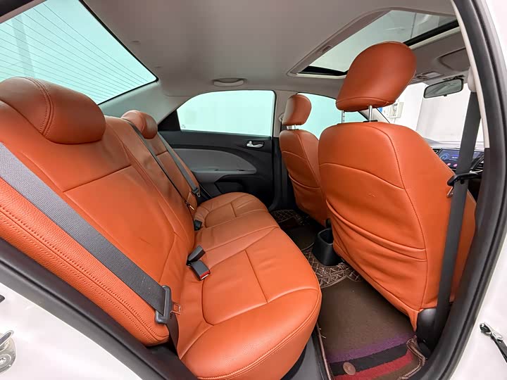 Фото 9 - Kia Pegas