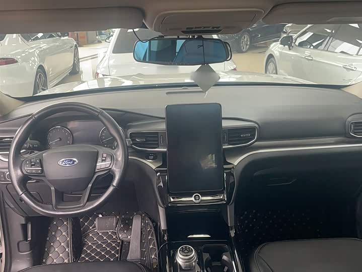 Фото 10 - Ford Explorer