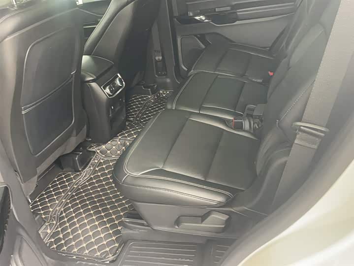 Фото 8 - Ford Explorer