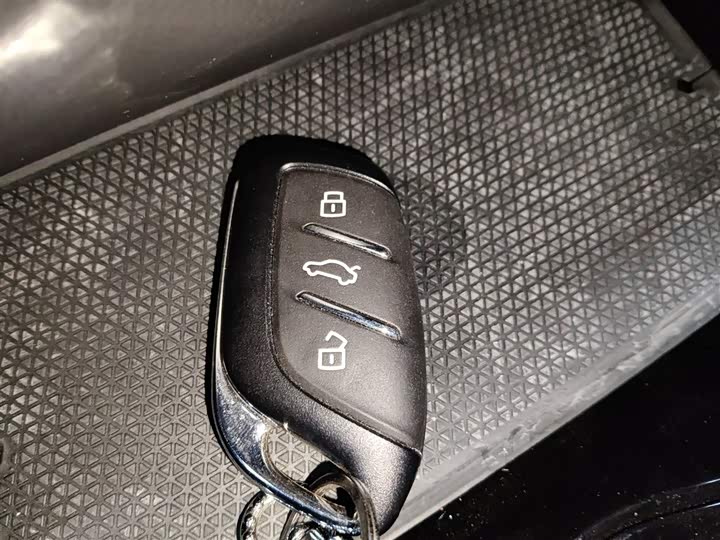 Фото 9 - MG Motor 4 EV