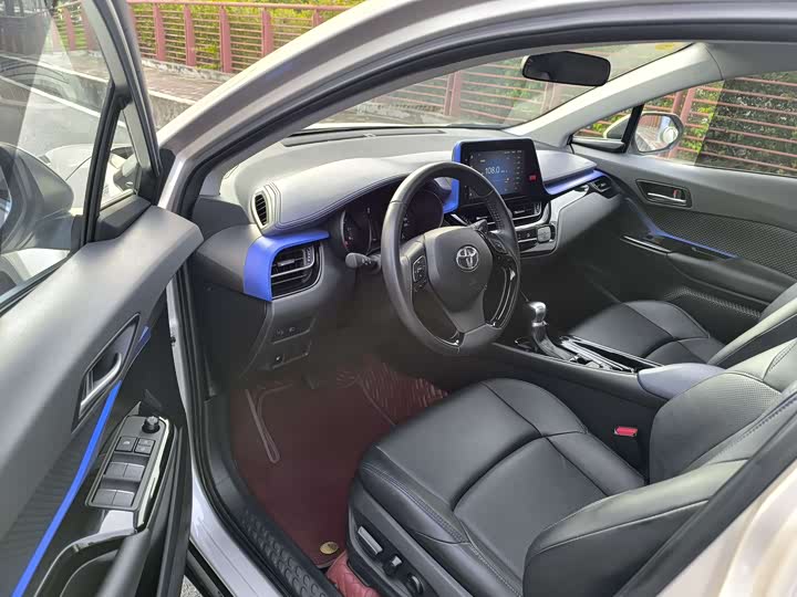 Фото 10 - Toyota C-HR