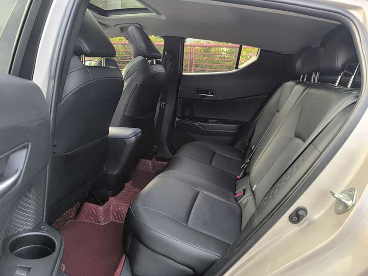 Фото 12 - Toyota C-HR