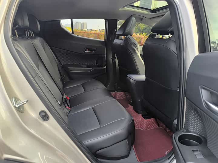 Фото 14 - Toyota C-HR