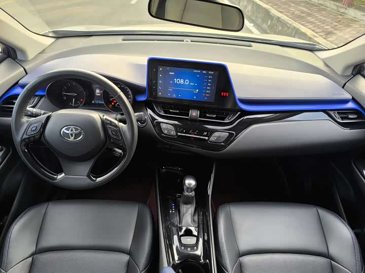 Фото 15 - Toyota C-HR