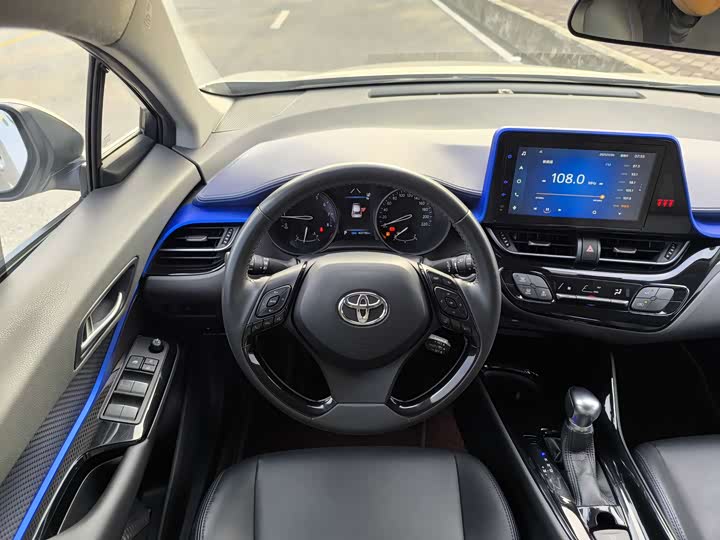 Фото 16 - Toyota C-HR