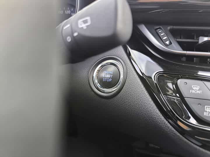 Фото 19 - Toyota C-HR