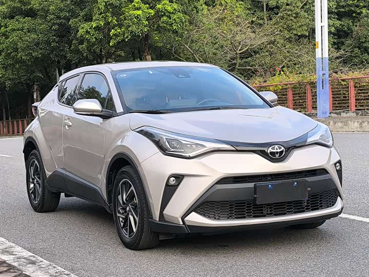 Фото 4 - Toyota C-HR