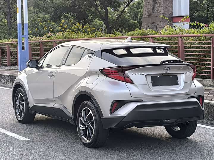 Фото 7 - Toyota C-HR
