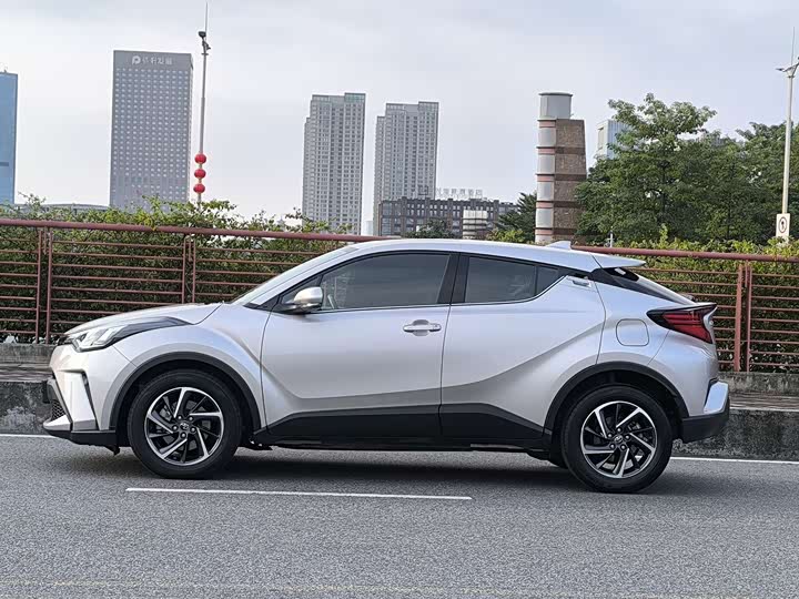 Фото 8 - Toyota C-HR
