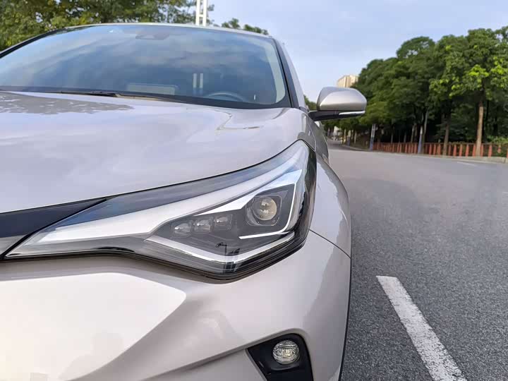 Фото 9 - Toyota C-HR