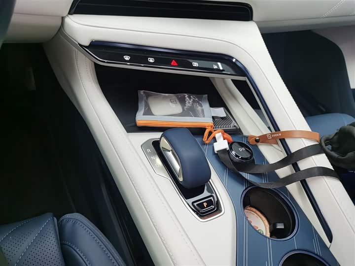 Фото 14 - Zeekr 001