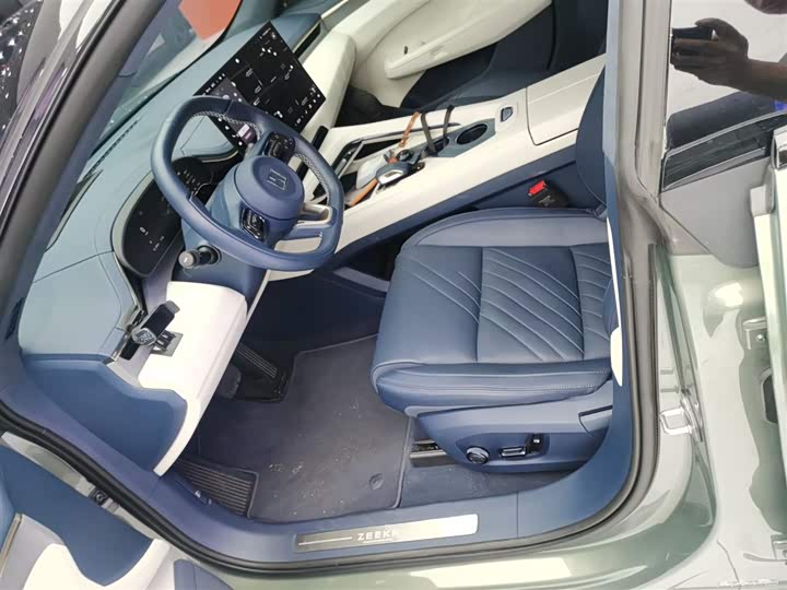 Фото 15 - Zeekr 001