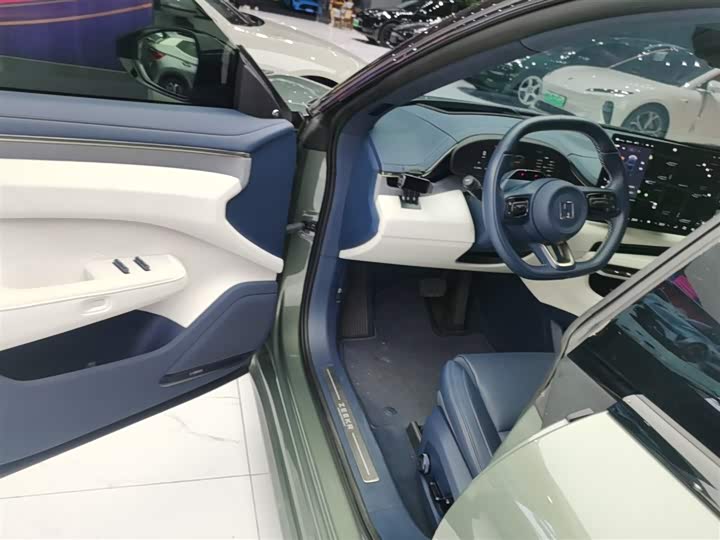 Фото 16 - Zeekr 001