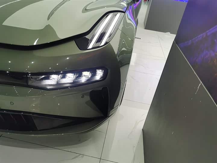 Фото 24 - Zeekr 001