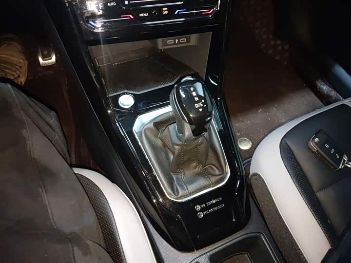 Фото 14 - Volkswagen T-Roc