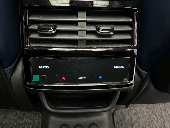 Фото 14 - Geely Monjaro