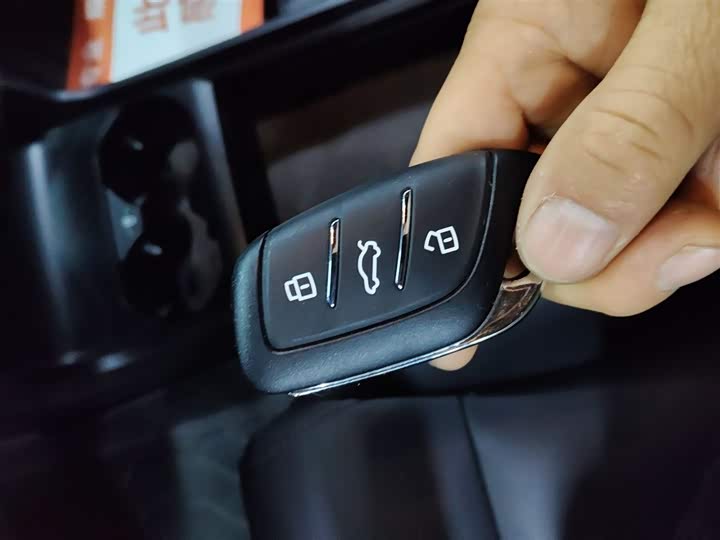 Фото 9 - MG Motor 4 EV