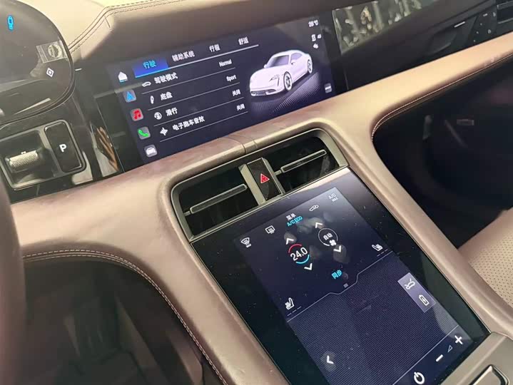 Фото 15 - Porsche Taycan